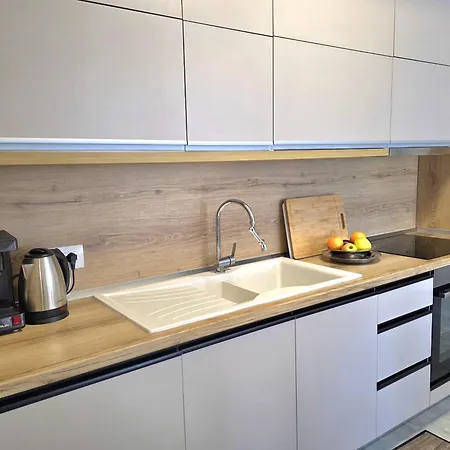 In 070 * Golem (Tirana)